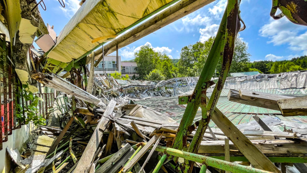 太陽小学校 (はぼろ緑の村） 崩壊した体育館