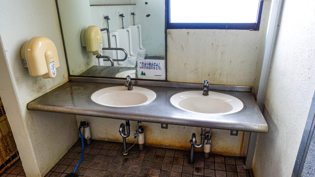 十勝岳温泉郷駐車場のトイレ 手洗い