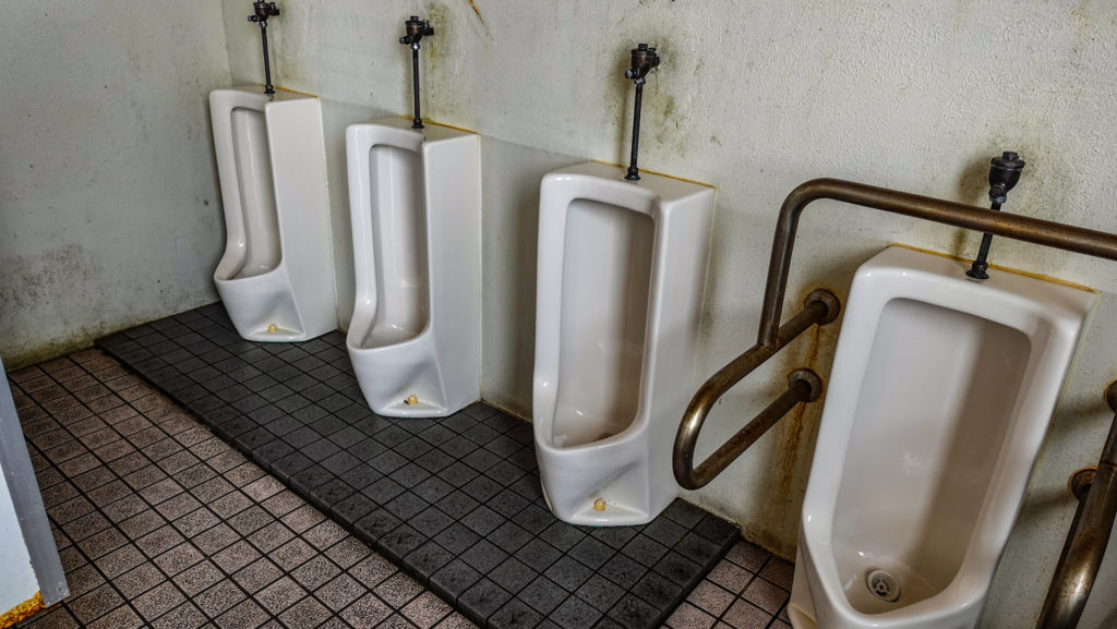 十勝岳温泉郷駐車場のトイレ 男性トイレ