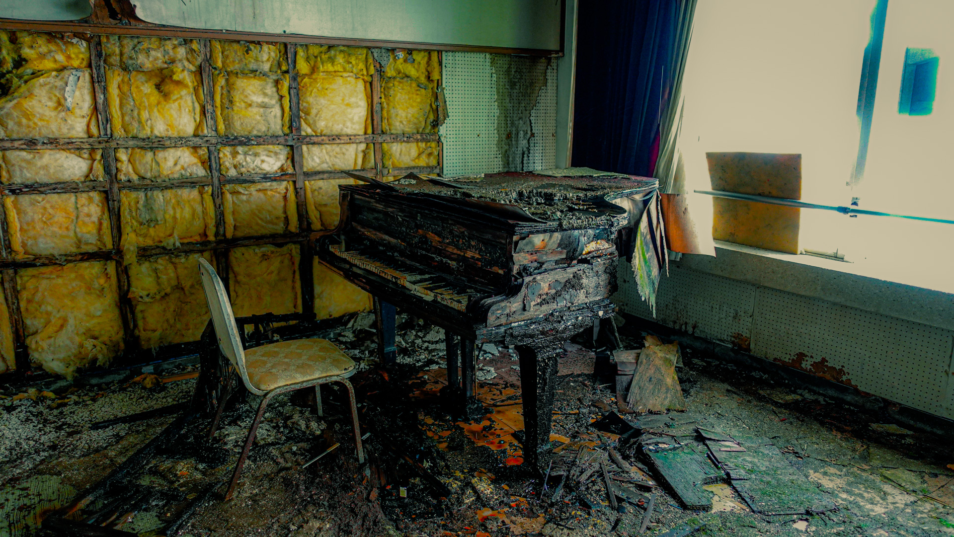 廃墟アート グランドピアノ